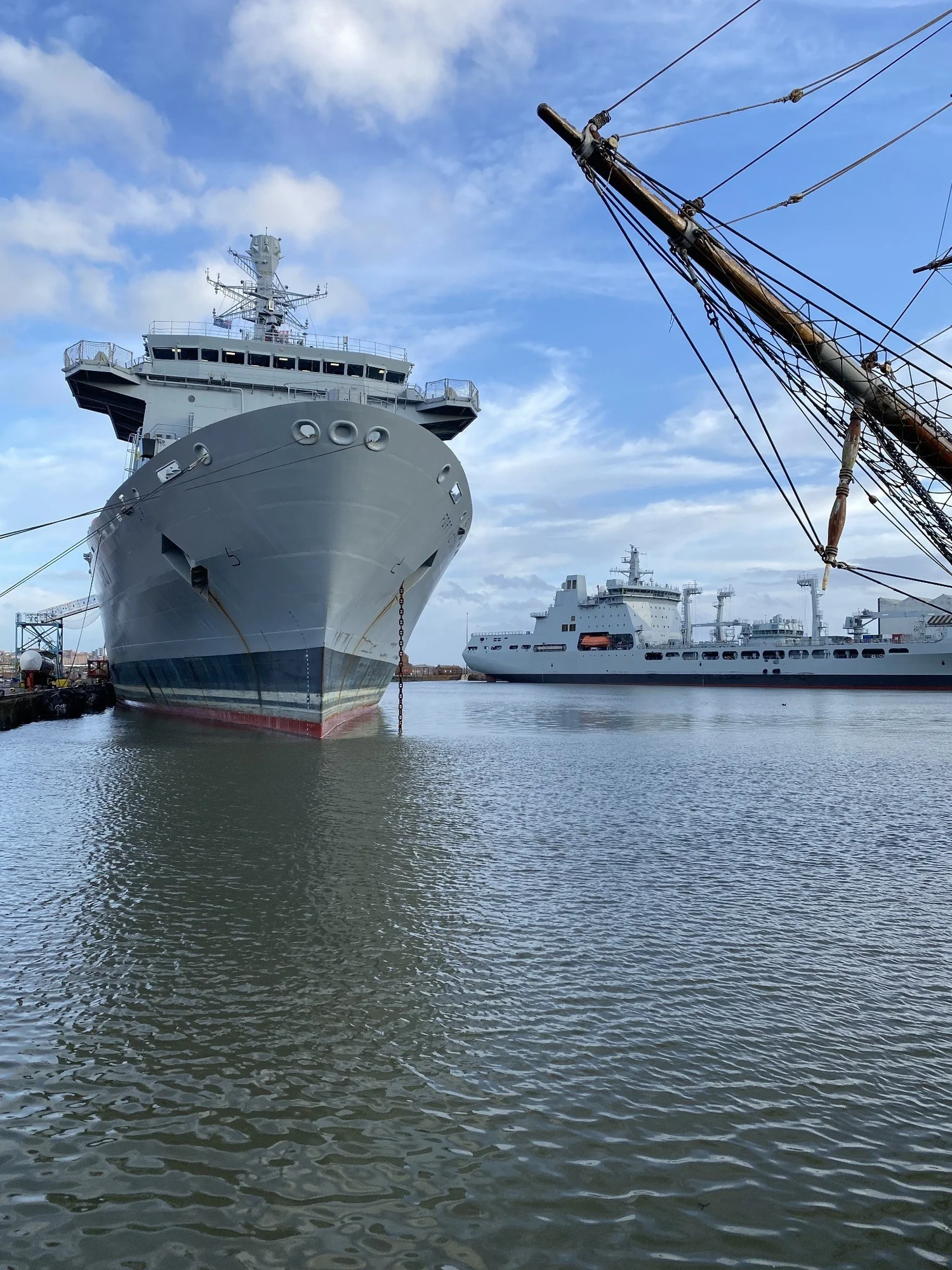 Support vessels in harbour